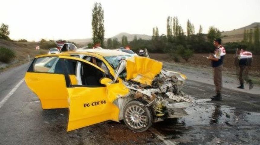 Kamyonla &Ccedil;arpışan Taksideki &Ccedil;ift &Ouml;ld&uuml;