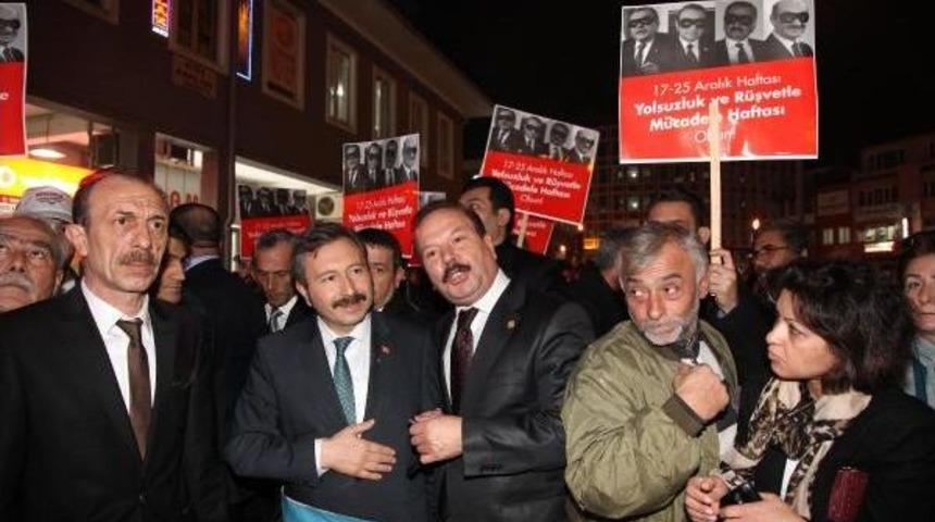 Balıkesir'de Meşaleli Ve D&uuml;d&uuml;kl&uuml; '17 Aralık' Protestosu