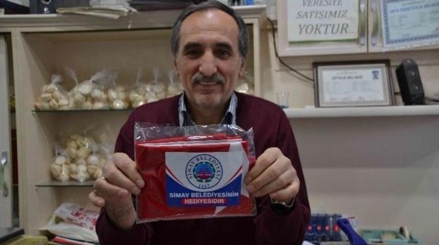 Simav Belediyesi T&uuml;rk Bayrağı Dağıttı