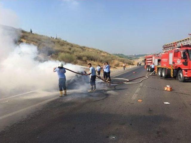 Mersin’De Seyir Halindeki Otomobil Alev Alev Yandı