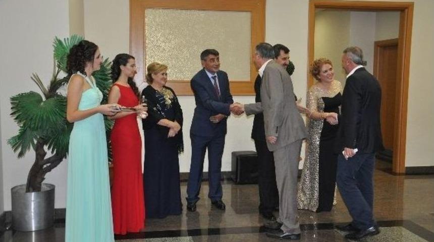 D&uuml;zg&uuml;nel Ailesinin Mutlu G&uuml;n&uuml;