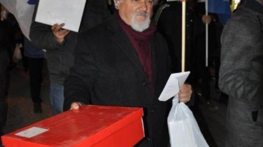 Kesk &Uuml;yeleri Boş Ayakkabı Kutularıyla Y&uuml;r&uuml;d&uuml;
