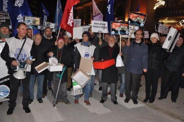 Kesk Üyeleri Boş Ayakkabı Kutularıyla Yürüdü