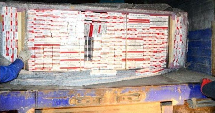 Kanepe Ve Çekyatlar İçerisinde 120 Bin Paket Kaçak Sigara Ele Geçirildi