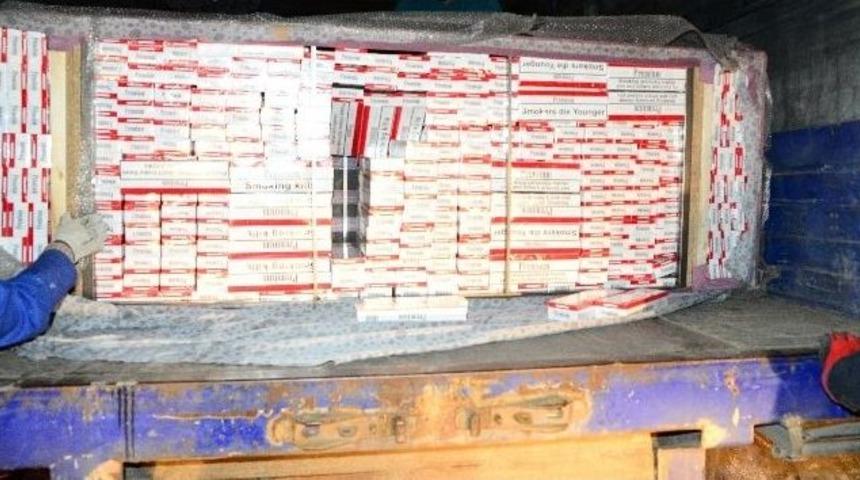 Kanepe Ve &Ccedil;ekyatlar İ&ccedil;erisinde 120 Bin Paket Ka&ccedil;ak Sigara Ele Ge&ccedil;irildi