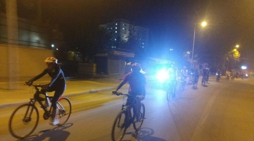 Trafiğin Par&ccedil;ası Olduklarını G&ouml;stermek İ&ccedil;in Pedal &Ccedil;eviriyorlar