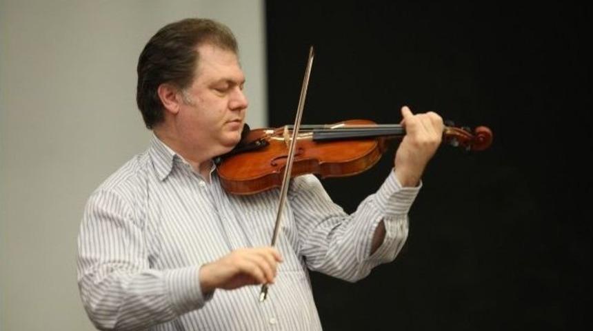 &Uuml;nl&uuml; Kemancı Aşkın, K&uuml;&ccedil;&uuml;k&ccedil;ekmeceli &Ouml;ğrencilerle