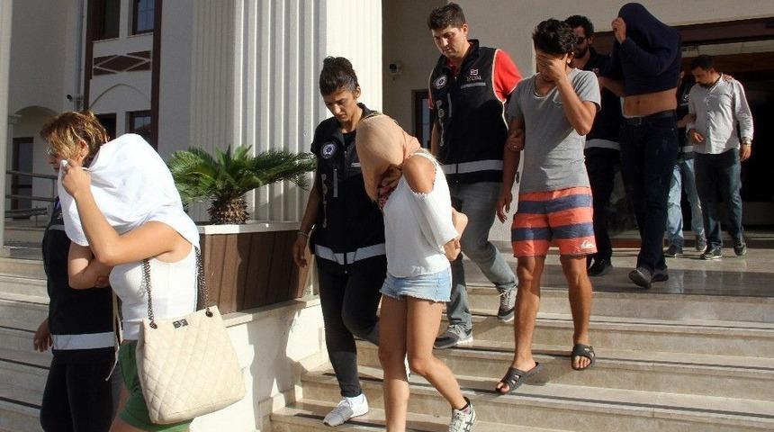 Fethiye’de Piyasaya Sahte Dolar Sürmeye Çalışan 3 Kişi Tutuklandı