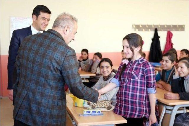 G&uuml;rpınar&rsquo;da Diş Fır&ccedil;ası Ve Diş Macunu Dağıtımı 1