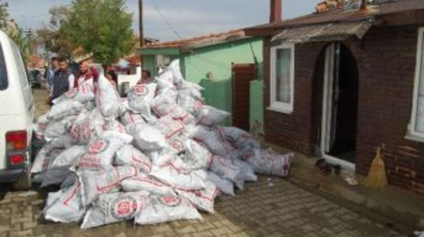 Malkara Kaymakamlığı K&ouml;m&uuml;r Yardımlarını Ulaştırmaya Devam Ediyor