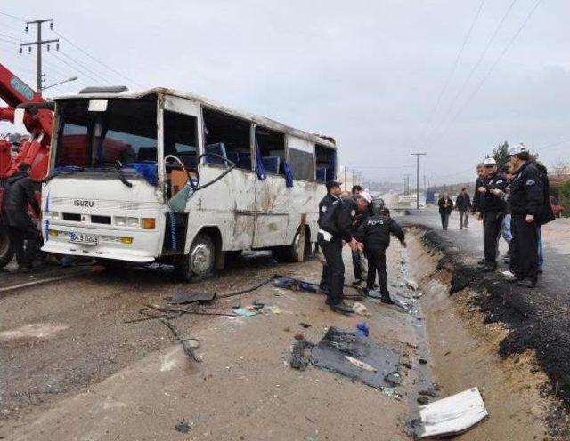 Uşak'ta Servis Midibüsü Devrildi: 18 Yaralı