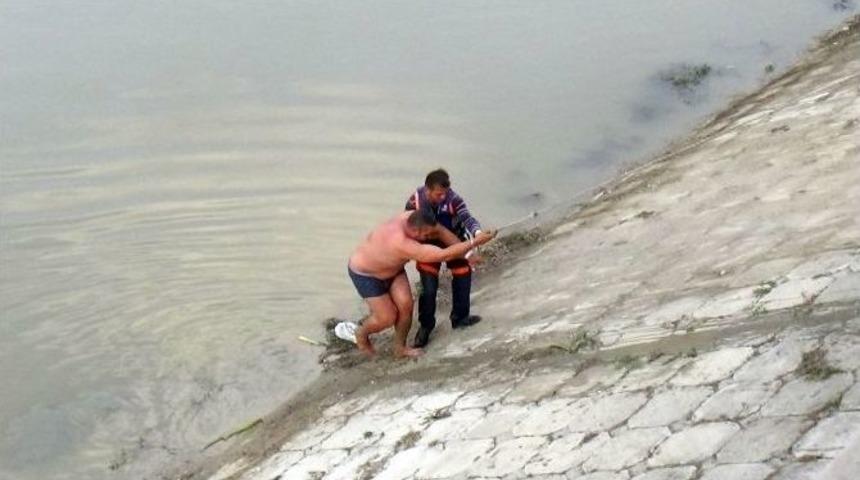 Nehre Atlayan Suriyeliyi Tokatlayıp Kurtardı