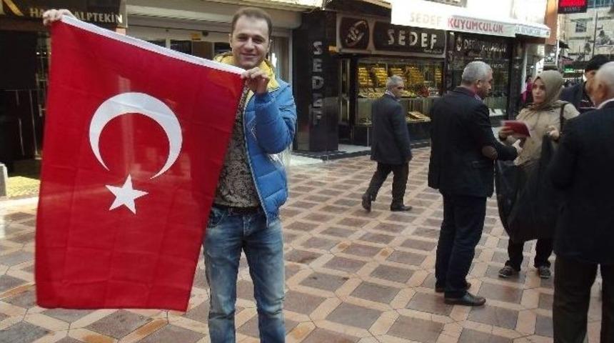 Cumhuriyet Bayramı Nedeniyle Esnaflara T&uuml;rk Bayrağı Dağıtıldı