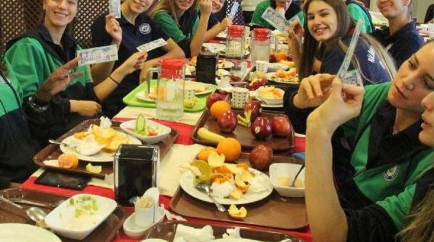 Nil&uuml;fer Belediyesporlu Voleybolculara Yemek