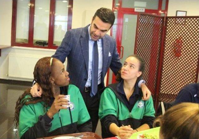 Nilüfer Belediyesporlu Voleybolculara Yemek