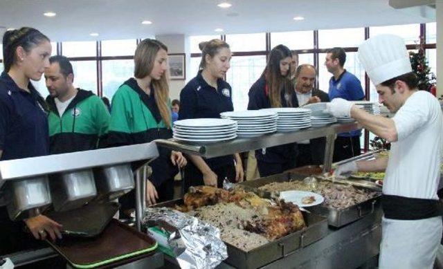 Nilüfer Belediyesporlu Voleybolculara Yemek