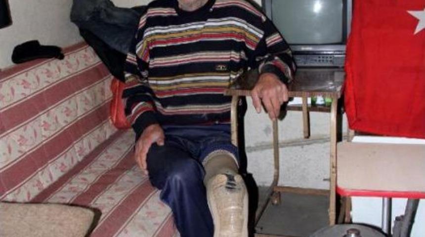 4 Yıldır Cami Tuvaletinin Deposunda Yaşıyor