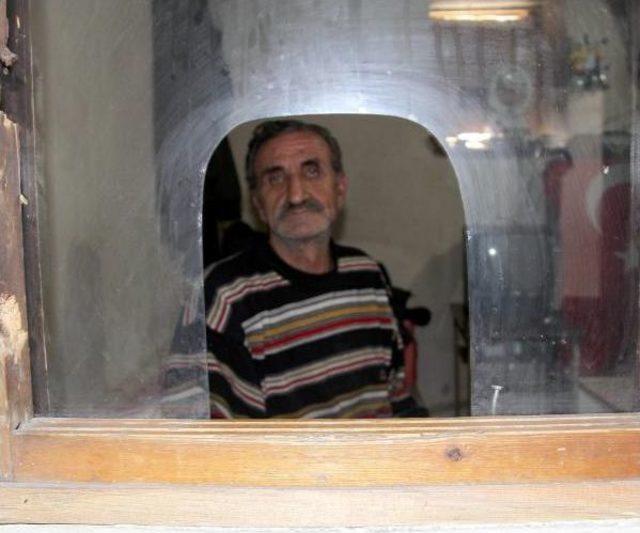 4 Yıldır Cami Tuvaletinin Deposunda Yaşıyor 1