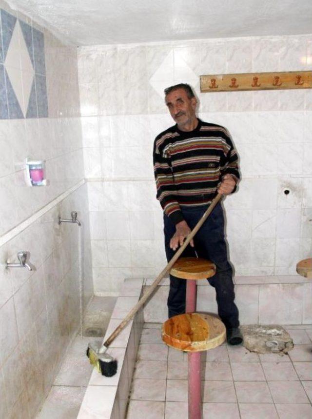 4 Yıldır Cami Tuvaletinin Deposunda Yaşıyor 2