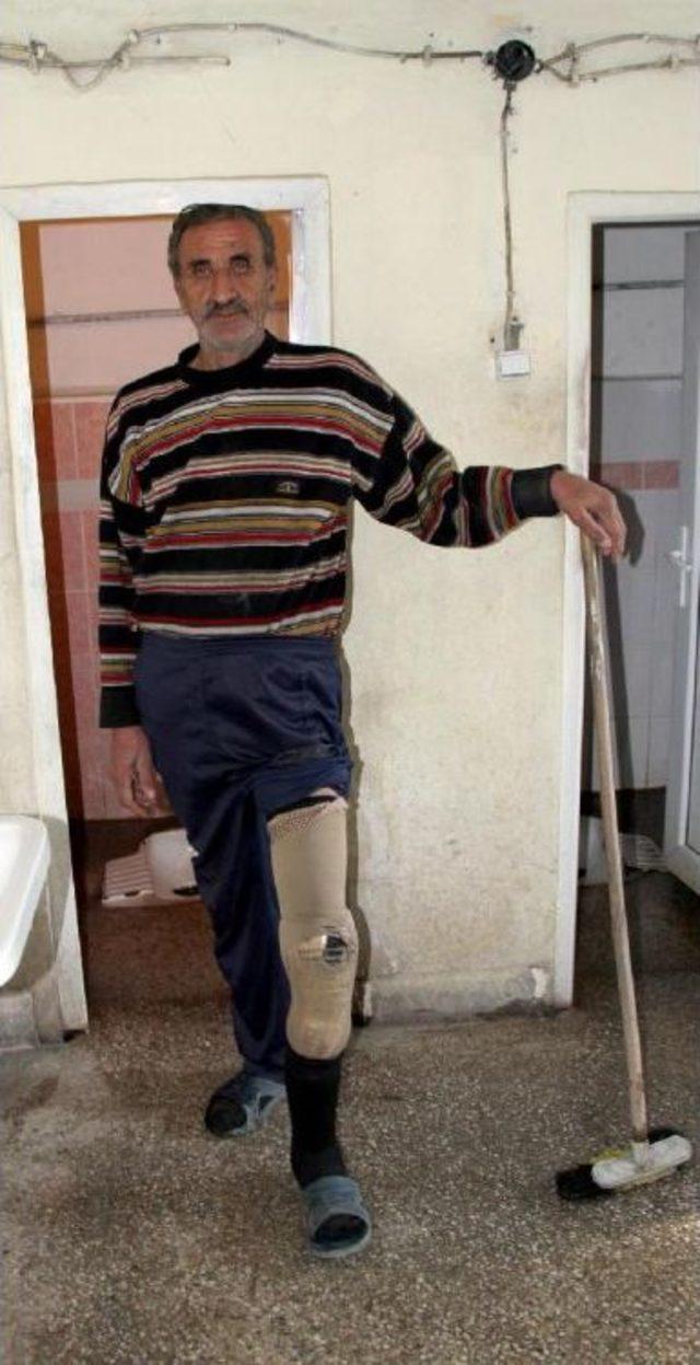 4 Yıldır Cami Tuvaletinin Deposunda Yaşıyor 3