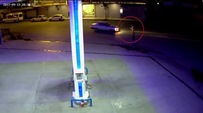 Otomobilin Yayaya Çarpma Anı Güvenlik Kamerasında