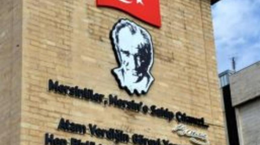 Kocamaz&rsquo;dan Taş Binaya Anlamlı Yazı