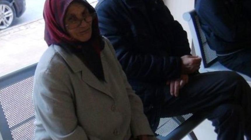 Yolun Karşısına Ge&ccedil;irme Bahanesiyle Yaşlı Kadının Emekli Maaşını &Ccedil;aldılar