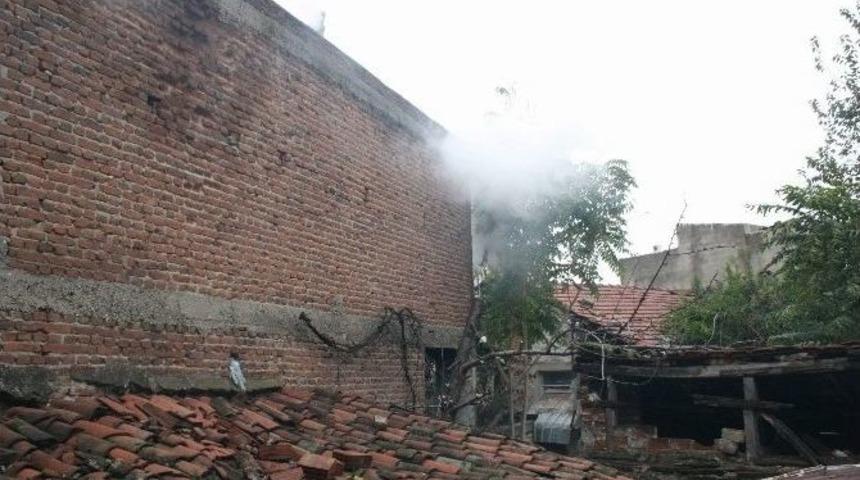 Tinercilerin Barındığı Metruk Bina Yandı