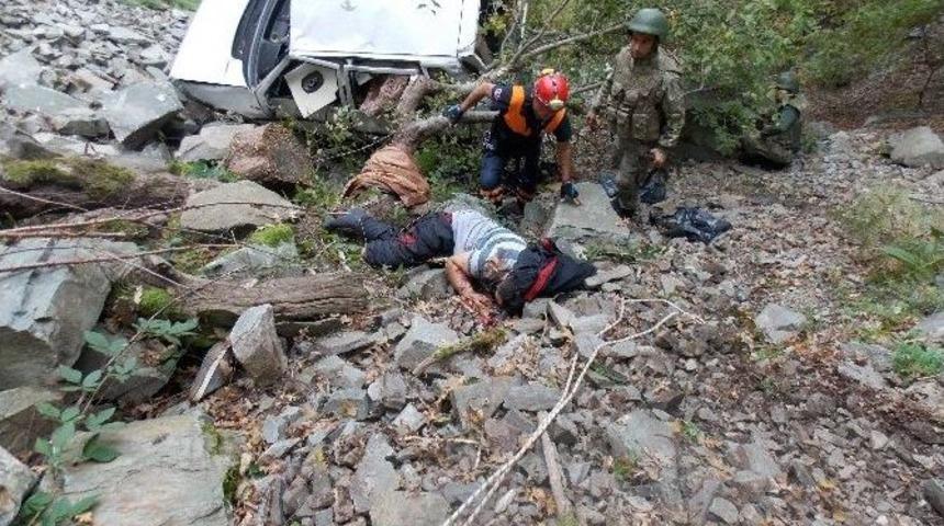 Otomobil U&ccedil;uruma Yuvarlandı: 1 &Ouml;l&uuml;, 1 Yaralı