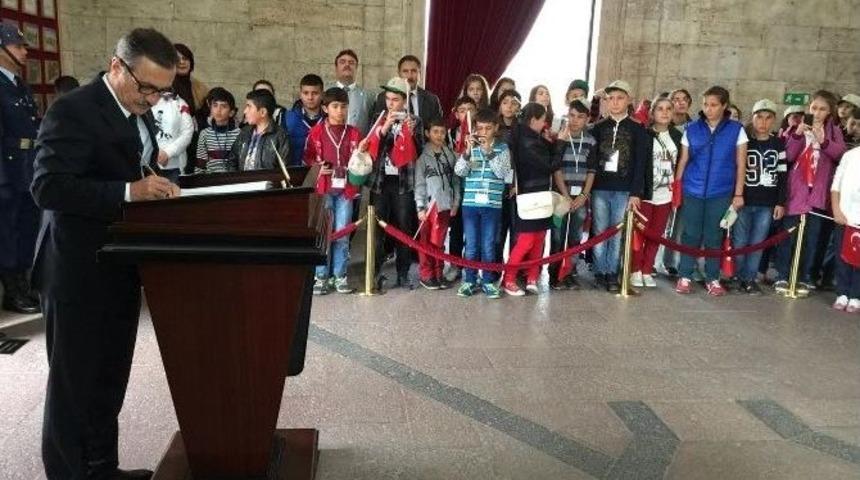 Başkan Ata&ccedil; Ve &Ccedil;ocuklar Ata&rsquo;nın Huzurunda