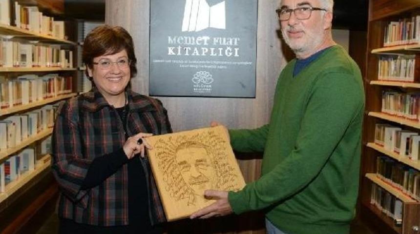 Nazım Hikmet&rsquo;İn Torunu, K&uuml;t&uuml;phaneye 3 Bin Şiir Kitabı Bağışladı