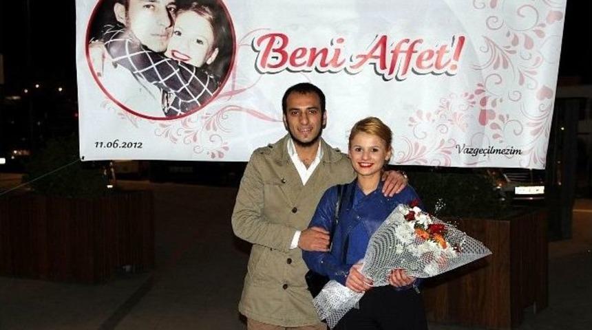 &Ccedil;ılgın Aşık Pankartla &Ouml;z&uuml;r Diledi