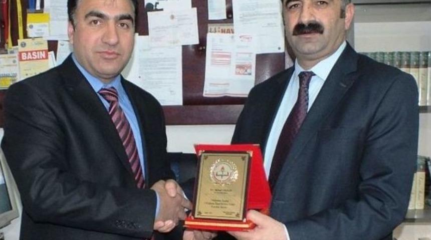 Okul İdaresinden Yazlık&rsquo;a Teşekk&uuml;r Plaketi