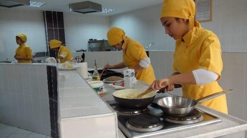 Yozgat&rsquo;ta &Ouml;ğrenciler Hem Okuyor Hem De Aş&ccedil;ılık Mesleğini &Ouml;ğreniyor