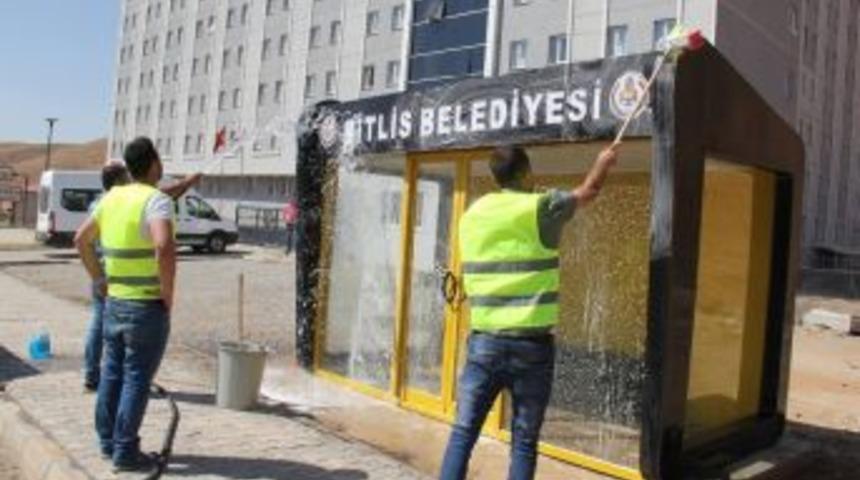 Bitlis’te Otobüs Durakları Temizlendi
