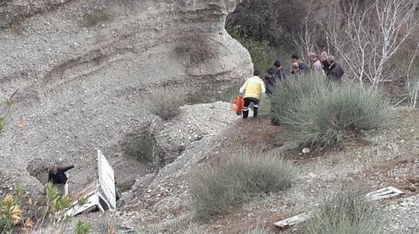 U&ccedil;uruma Yuvarlanan Kamyonetin S&uuml;r&uuml;c&uuml;s&uuml; Ağır Yaralandı