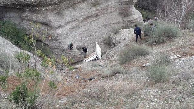 Uçuruma Yuvarlanan Kamyonetin Sürücüsü Ağır Yaralandı