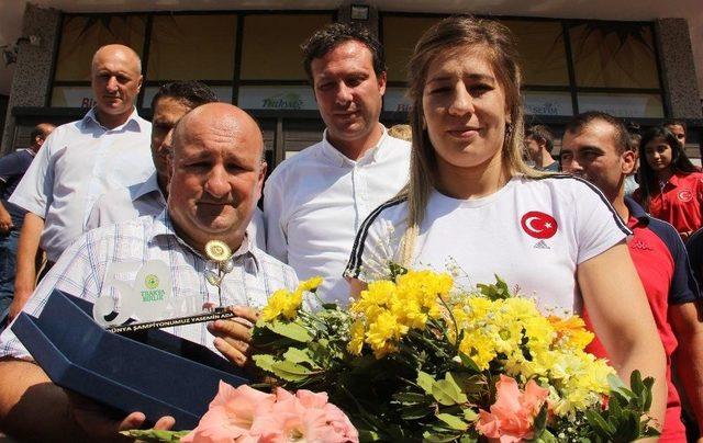 Yasemin Adar, Edirne’de Çiçeklerle Karşılandı