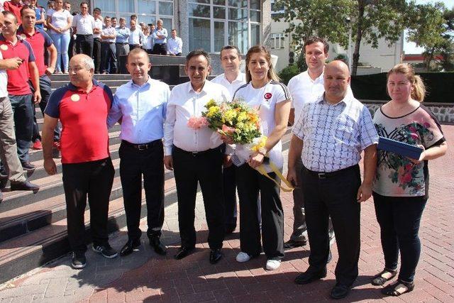 Yasemin Adar, Edirne’de Çiçeklerle Karşılandı