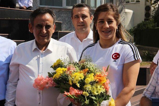 Yasemin Adar, Edirne’de Çiçeklerle Karşılandı