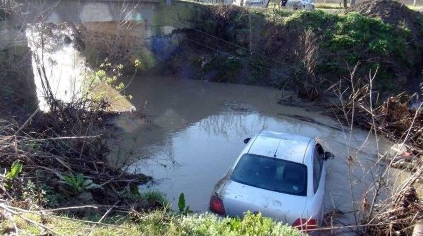 Yoldaki Kazayı G&ouml;r&uuml;nce Yolunu Değiştiren S&uuml;r&uuml;c&uuml; K&ouml;pr&uuml;den U&ccedil;tu