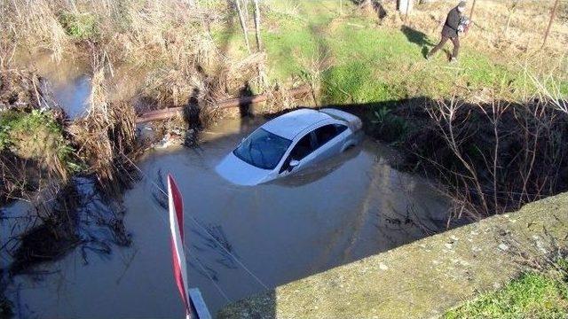Yoldaki Kazayı G&ouml;r&uuml;nce Yolunu Değiştiren S&uuml;r&uuml;c&uuml; K&ouml;pr&uuml;den U&ccedil;tu 1