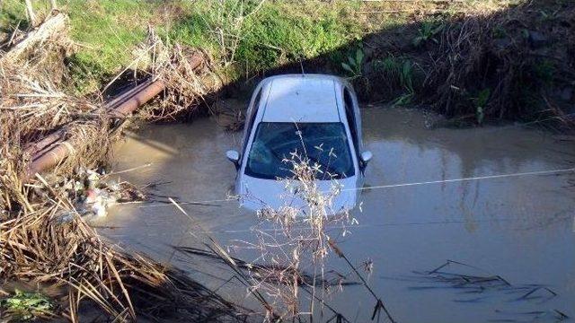 Yoldaki Kazayı G&ouml;r&uuml;nce Yolunu Değiştiren S&uuml;r&uuml;c&uuml; K&ouml;pr&uuml;den U&ccedil;tu 2