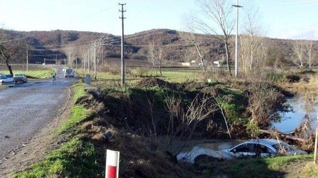 Yoldaki Kazayı G&ouml;r&uuml;nce Yolunu Değiştiren S&uuml;r&uuml;c&uuml; K&ouml;pr&uuml;den U&ccedil;tu 3