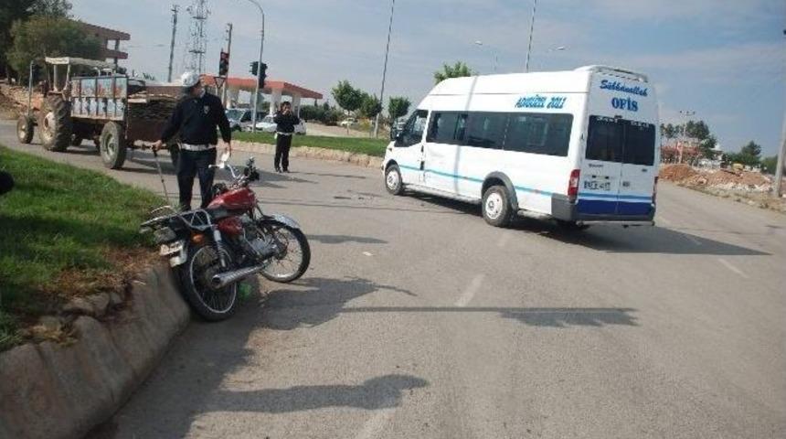 Motosiklet Yolcu Minib&uuml;s&uuml;ne &Ccedil;arptı: 1 Yaralı