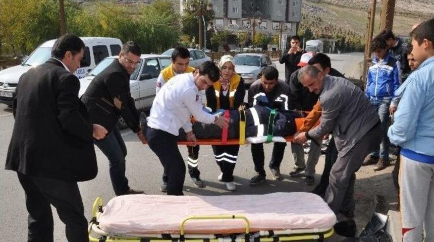 K&ouml;pr&uuml; Bariyerine &Ccedil;arpan Motosikletli Yaralandı