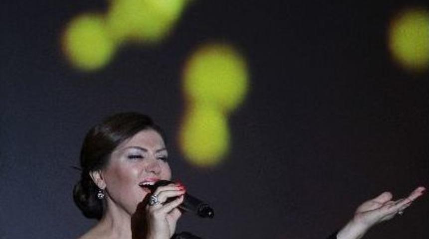 Cumhuriyet Kadınları Karşıyaka&rsquo;da Şarkı S&ouml;yledi