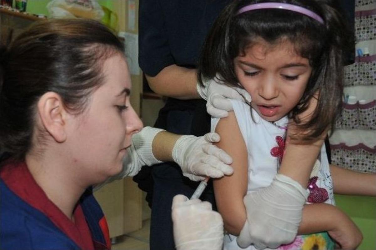 Ana Okulu Minik &Ouml;ğrenciler Aşılanıyor