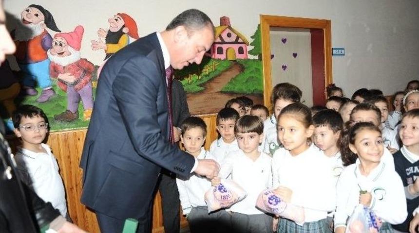 Biga Belediyesi Mandalina Dağıttı