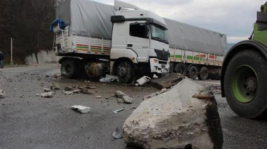 Otomobil Tır Altına Girdi: 4 Yaralı